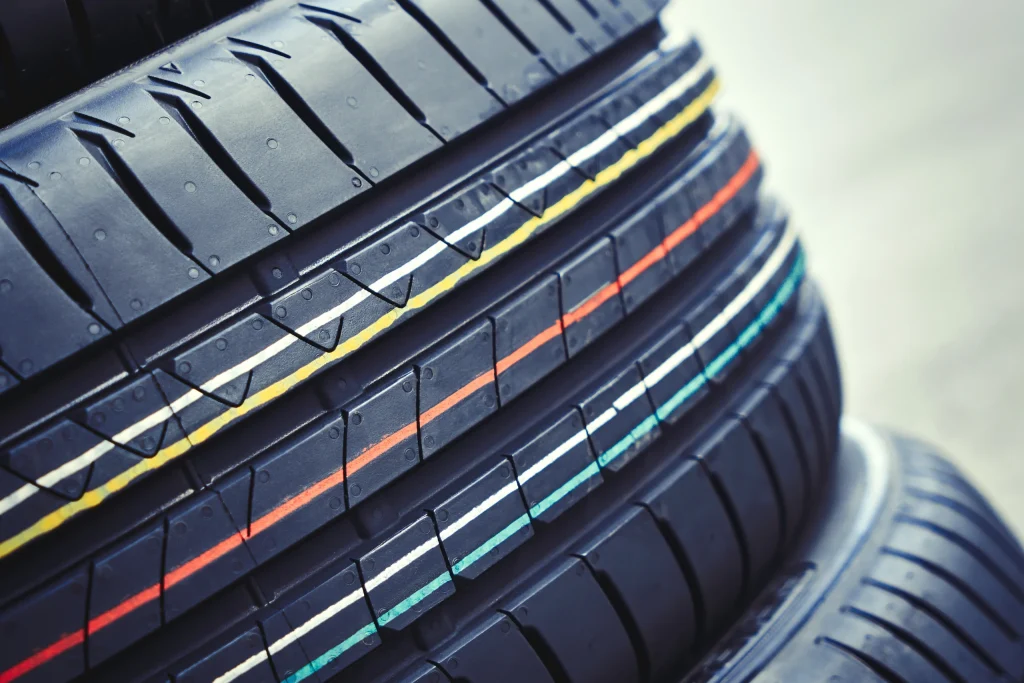 Що означають кольорові лінії та точки на шинах автомобіля – SUV News